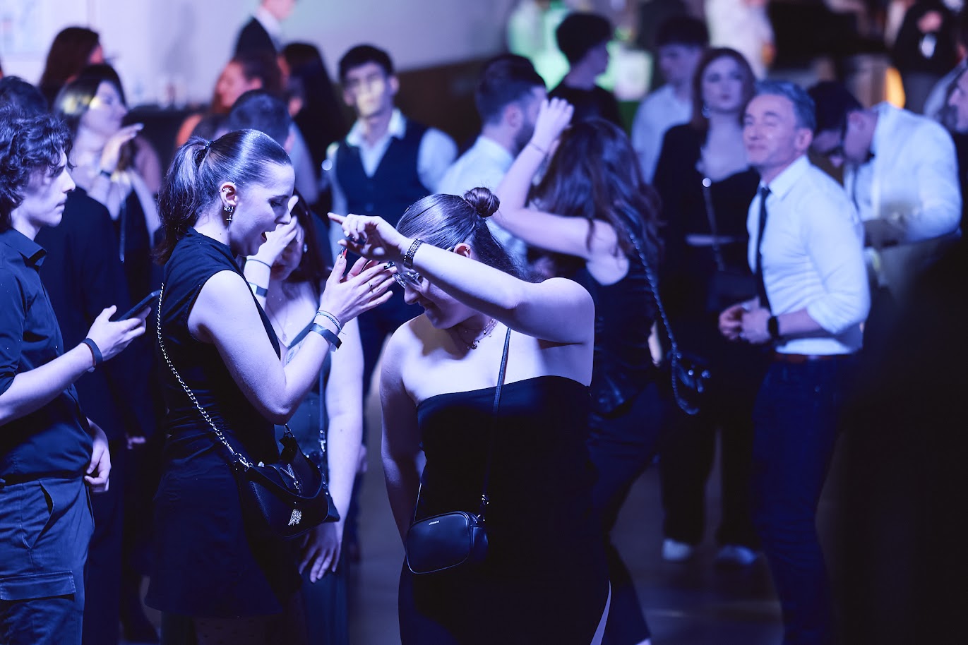 Étudiants réunis sur la piste de danse lors du gala sur le thème de Las Vegas