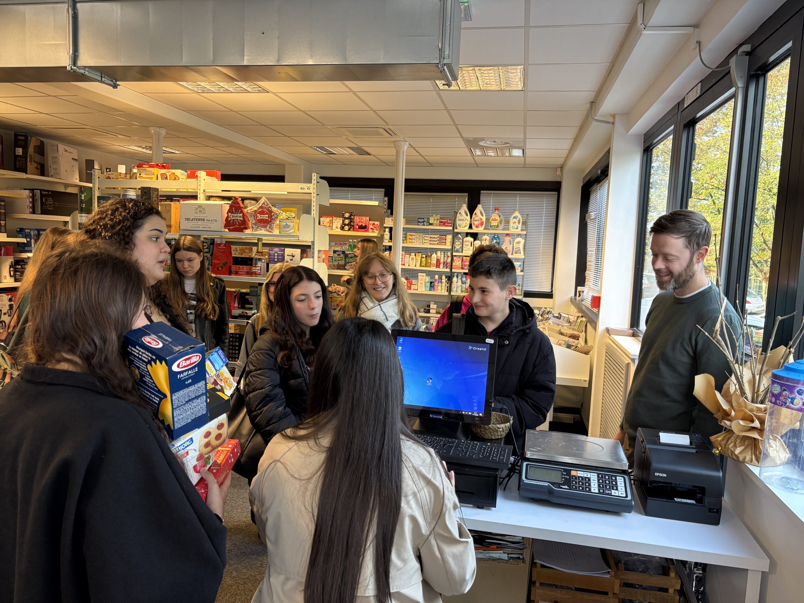 Jeunes participants découvrant le magasin pédagogique du CCI Campus Centre Grand Est